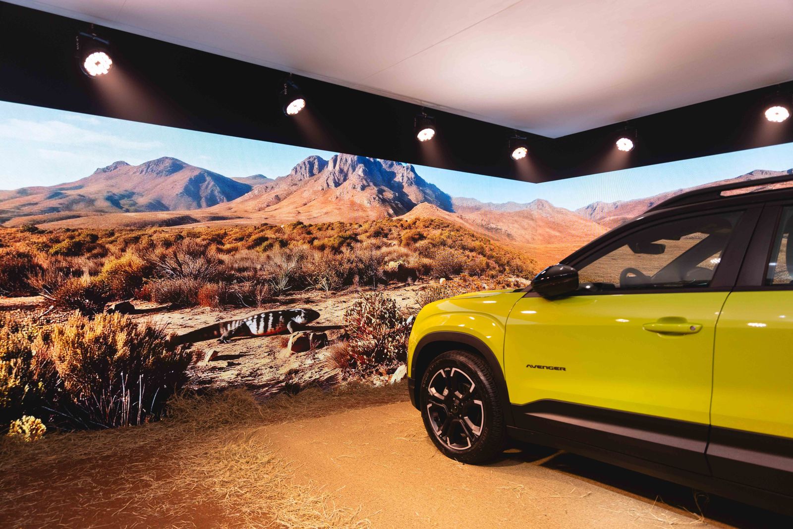 Jeep Avenger em cenário de deserto no painel de LED do estúdio