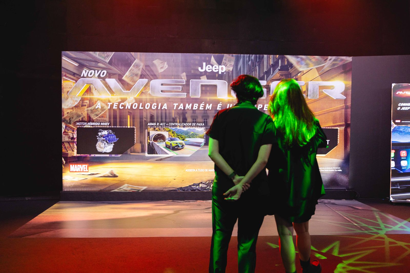 Visitantes em frente ao painel do Novo Avenger